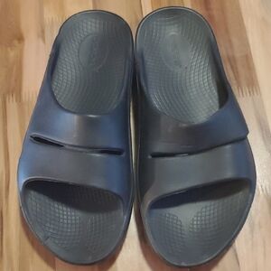 OOFOS Black Women's Sandals